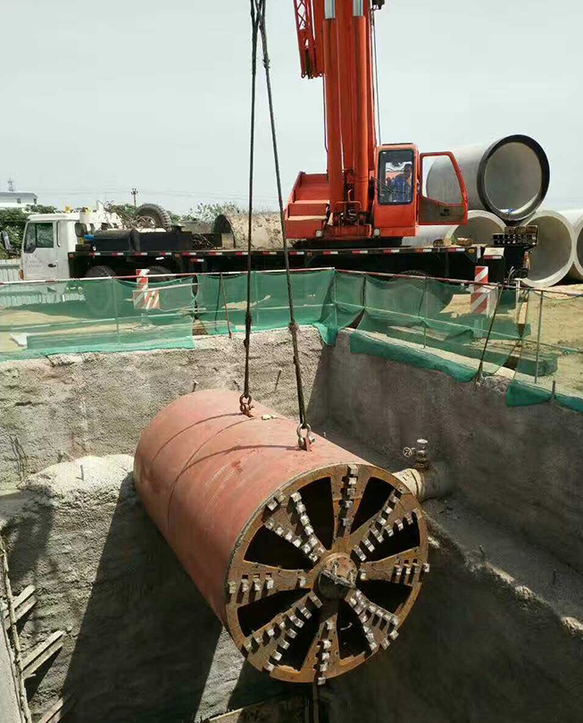 山東泰安泥水平衡頂管機正在施工中